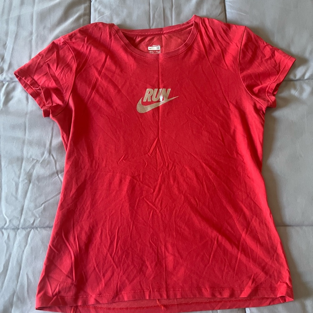 Woman’s Training Nike shirt with silver logo